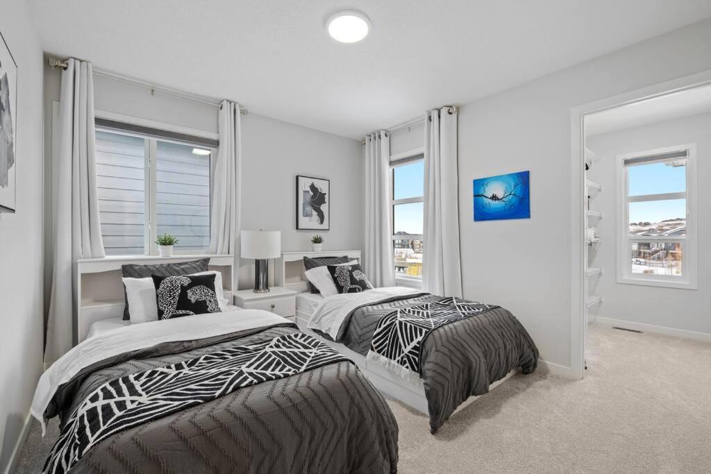 Luxury-4Bed With Ac-86"Tv-Brandnew In Cranston, Calgaryヴィラ エクステリア 写真