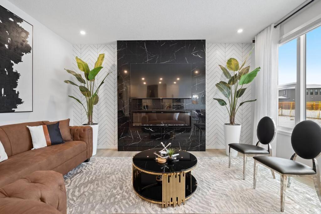 Luxury-4Bed With Ac-86"Tv-Brandnew In Cranston, Calgaryヴィラ エクステリア 写真
