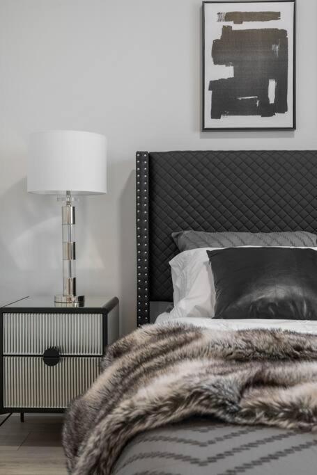 Luxury-4Bed With Ac-86"Tv-Brandnew In Cranston, Calgaryヴィラ エクステリア 写真
