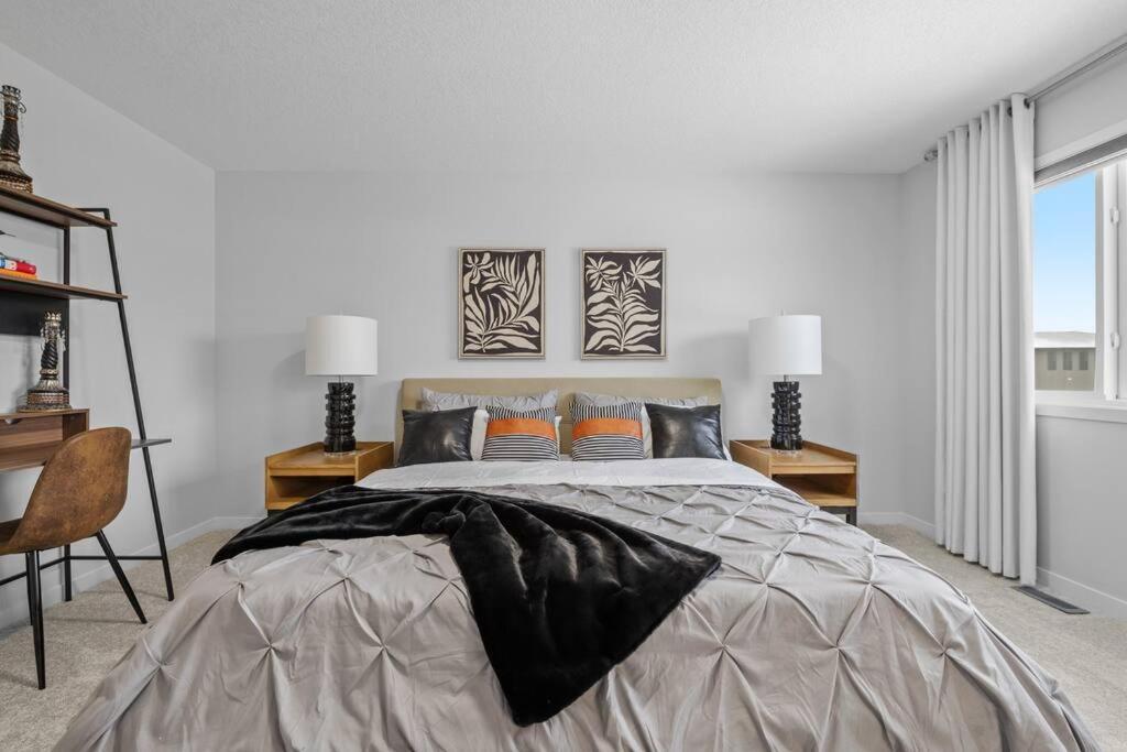 Luxury-4Bed With Ac-86"Tv-Brandnew In Cranston, Calgaryヴィラ エクステリア 写真